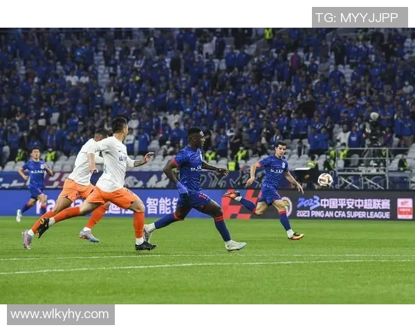 足球巨星乔装老头引发热议隐藏身份重返球场惊喜不断