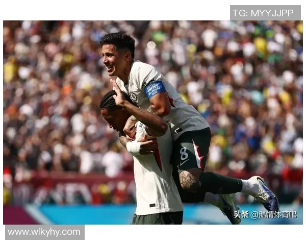 足球巨星温情时刻怀抱爱犬展现运动员柔情一面