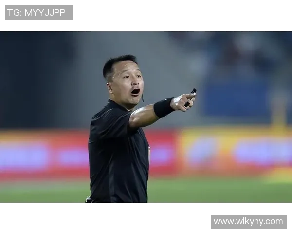 足球球星遭遇黑哨判罚误判引发争议赛后怒斥裁判影响比赛公正性